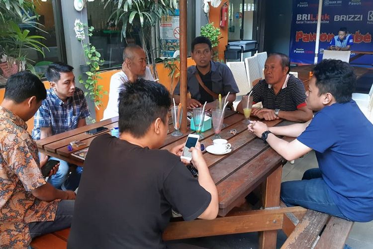 Calon pelatih kepala Persegres Gresik United, Sanusi Rahman (dua dari kanan).