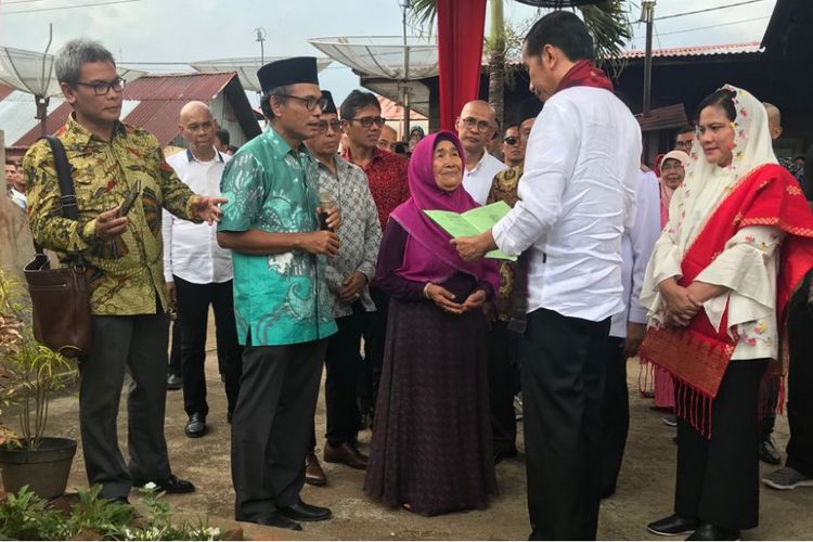 Presiden Joko Widodo saat menyerahkan lembaran sertifikat tanah kepada keluarga/ahli waris tokoh pers dan sastra Indonesia Djamaluddin Adinegoro, Kamis (8/2/2018).