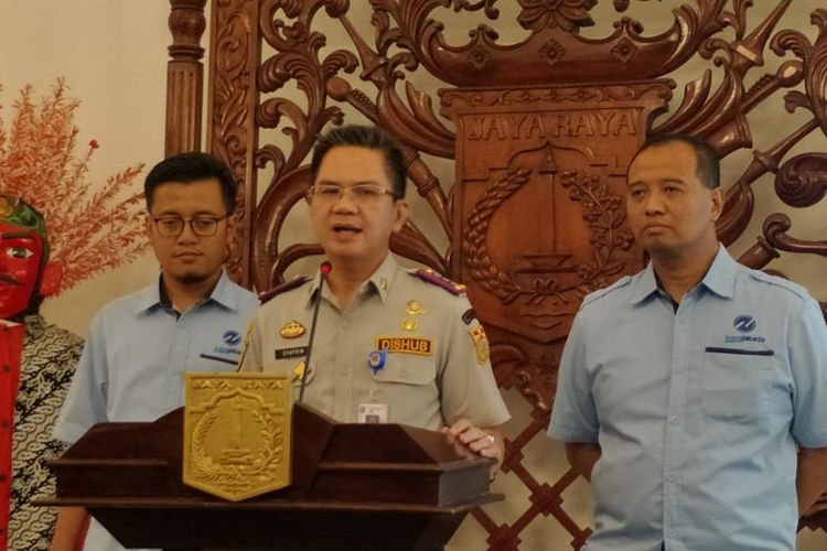 Kepala Dinas Perhubungan Syafrin Liputo (tengah) saat konferensi di Balairung, Balai Kota, Jakarta Pusat, Selasa (6/8/2019)