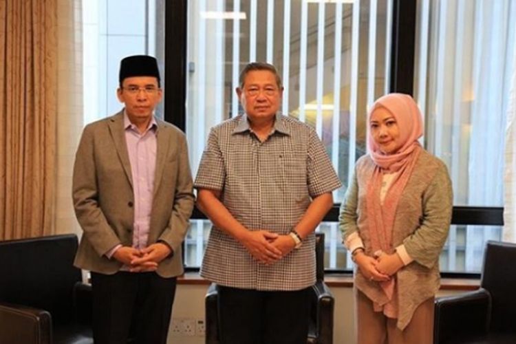 Ketua Koordinator Bidang Keummatan Partai Golkar Muhammad Zainul Majdi atau Tuan Guru Bajang (TGB) menjenguk Ani Yudhyono yang sedang dirawat di National University Hospital Singapore, Jumat (22/2/2019).