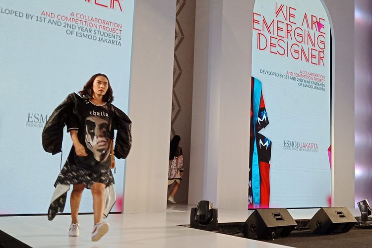 Salah satu busana koleksi kolaborasi Disney Indonesia dan ESMOD Jakarta dengan tema superhero Marvel yang dipamerkan pada gelaran Fashion Nation 2018 di Senayan City, Selasa (18/4/2018).