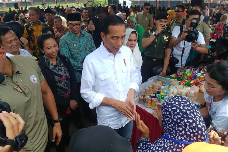 Presiden Joko Widodo meninjau usaha ibu-ibu yang menjadi anggota program Membina Ekonomi Keluarga Sejahtera (Mekaar) binaan PT Permodalan Nasional Madani (Persero), di halaman Masjid Besar Cibatu, Garut, Jawa Barat, Jumat (18/1/2019).  
