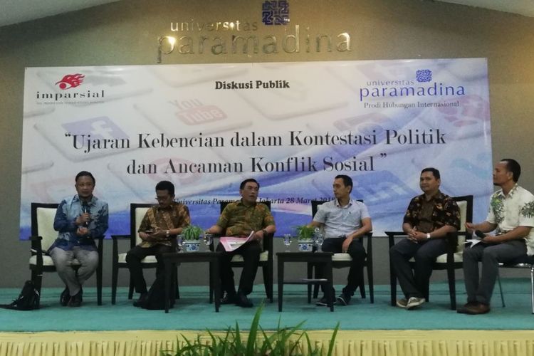 Komisioner Pengkajian dan Penelitian Komnas HAM Mochammad Choirul Anam (paling kiri) dalam diskusi di Universitas Paramadina, Jakarta, Rabu (28/3/2018)