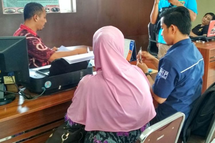 Demyana Pane (72), korban penipuan Abu Tours saat membuat laporan di Polresta Palembang