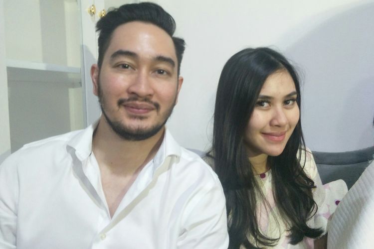 Artis peran Syahnaz Sadiqah dan suaminya, Jeje Govinda saat ditemui di kawasan Gading Serpong,  Tangerang, Sabtu (3/8/2019).