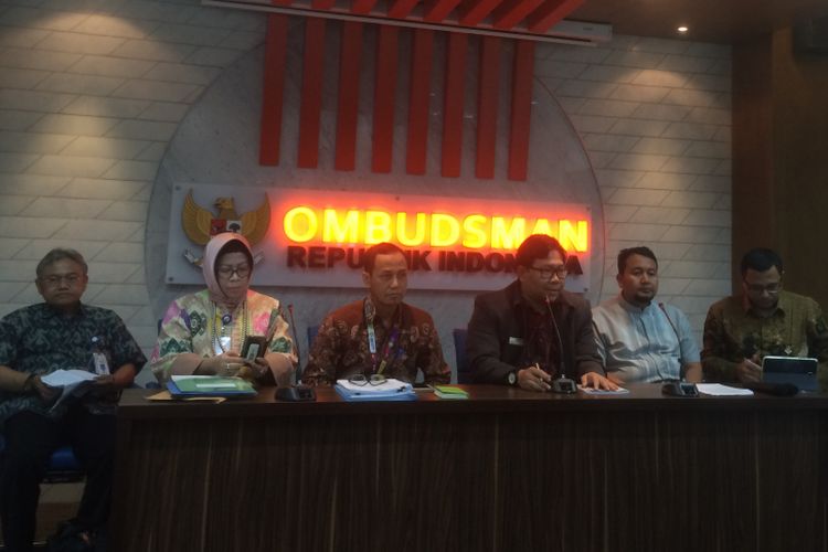 Konferensi pers usai melakukan pertemuan dengan Ombudsman RI, MUI, Bio Farma, dan Ikatan Dokter Anak Indonesia, di Gedung Ombudsman RI, Jakarta, Selasa (14/8/2018).