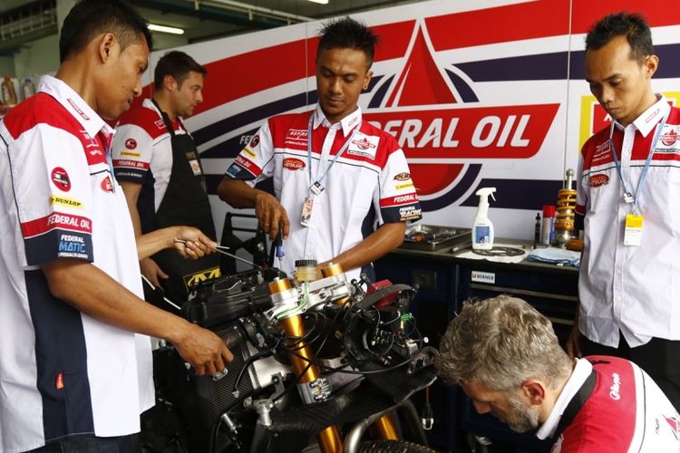 Tiga orang mekanik pemenang Federal Oil Mechanic Academy Contest 2017 terlibat di paddock Federal Oil Gresini Moto2, di Sirkuit Sepang, Malaysia, Jumat (27/10/2017). Mereka berkesempatan terlibat langsung bekerjasama dengan tim mekanik dari Federal Oil Gresini Moto2.