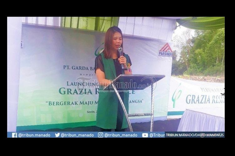 Greysia Polii, pebulutangkis nasional yang juga menjabat komisaris PT Garda Bangun Sejahtera, saat memberikan sambutan peluncuran perumahan Grazia residence di Tomohon, Senin (24/6/2019). 