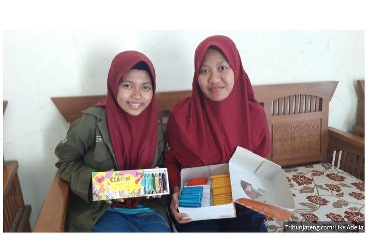 Mahasiswa Undip Semarang, Inas (kiri) dan Putri (kanan) menunjukkan krayon warna hasil olahan limbah minyak jelantah, saat ditemui di rumahnya di Jalan Bukit Flamboyan 1 F, Sendangmulyo, Tembalang. Krayon tersebut diberi merek Oicora yang dipasarkan melalui Instagram @oicoracrayon.