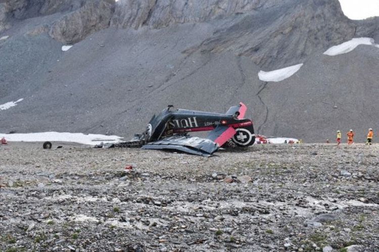 Serpihan pesawat Junker JU52 HB-HOT, milik maskapai Ju-Air yang jatuh di pegunungan Swiss, Sabtu (4/8/2018).