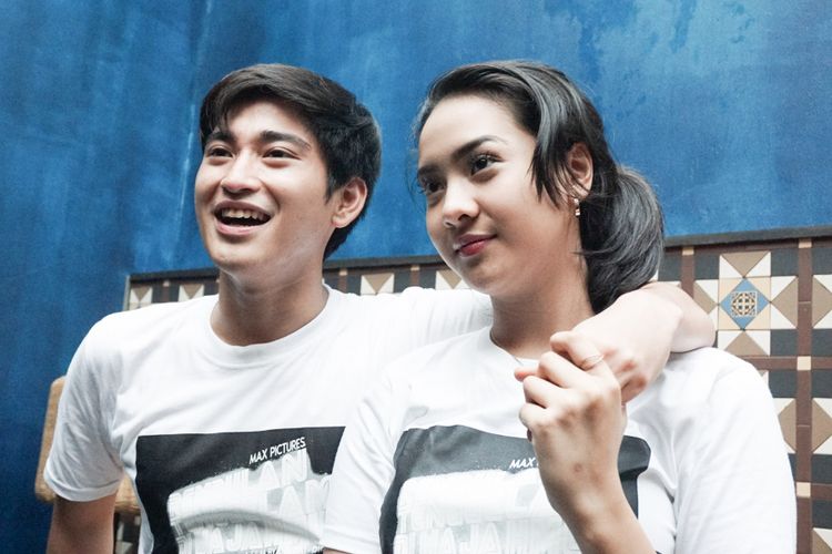 Artis peran Bio One dan kekasihnya selebgram Anya Geraldine saat ditemui di syukuran film Rembulan Tenggelam di Wajahmu di Queens Head, Kemang, Jakarta Selatan, Jumat (29/6/2018).  