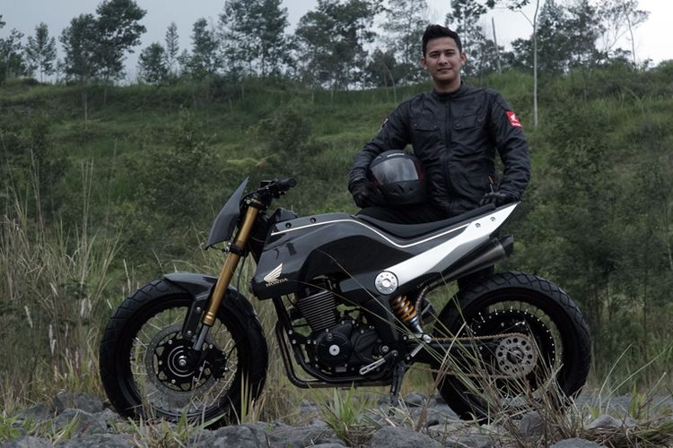 Rully Manarullah dari R-Autoworks, Bekasi. Jawa Barat, memberikan nama motor modifikasinya, Dark Razor.        