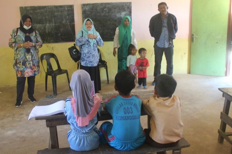 SD filial Desa Samaenre Semaja Kabupaten Nunukan hanya memiliki 2 ruang kelas belajar dan satu guru. Meski demikian orang tua siswa yang kebanyakan eks TKI dari Malaysia yang tidak pernah mengenyam pendidikan tersebut berharap anaknya bisa terus belajar dengan kekuranagan yang dimiliki sekolah.