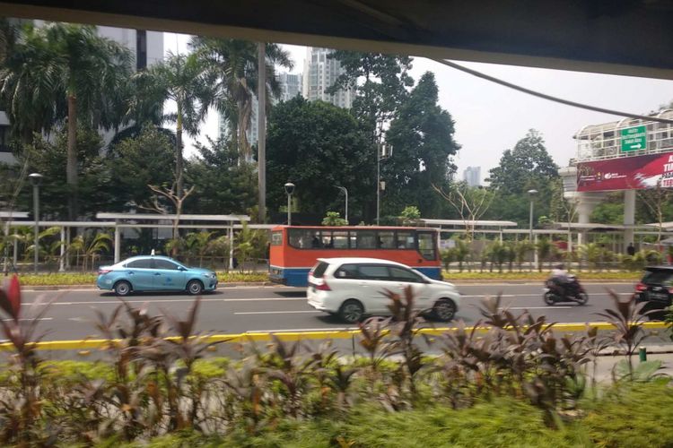 BUs Metromini S640 melintas di Jalan Jenderal Sudirman, Senin (13/8/2018).