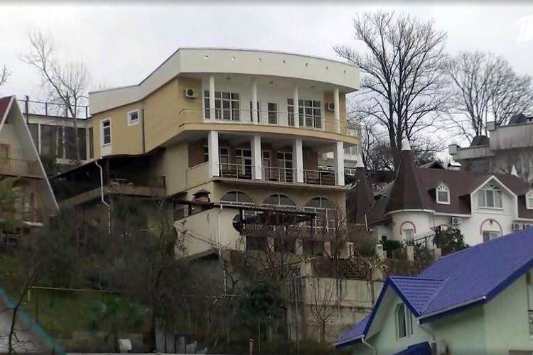 Sebuah rumah mewah di Sochi, Rusia yang menjadi kediaman pemuda yang menjadi tersangka dan kedua orangtuanya yang menjadi