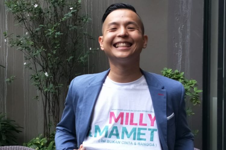 Ernest Prakasa berpose saat jumpa pers peluncuran teaser film Milly & Mamet di Hong Kong Kafe, Menteng, Jakarta Pusat, Kamis (12/7/2018).
