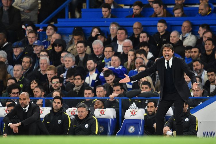 Antonio Conte memberikan instruksi dari pinggri lapangan saat Chelsea melawan Manchester City pada partai lanjutan Premier League - kasta teratas Liga Inggris - di Stadion Stamford Bridge, Rabu (5/4/2017).