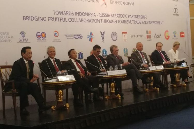Gubernur Daerah Istimewa Yogyakarta Hamengku Buwono X (paling kiri) berbicara dalam business forum Indonesia-Rusia yang digelar di Moskow, Rusia, Kamis (1/8/2019).