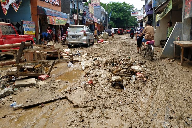 Perumahan Pondok Gede Permai, Jatiasih, Kota Bekasi, Jumat (3/1/2020), usai digempur banjir sejak Rabu (1/1/2020).