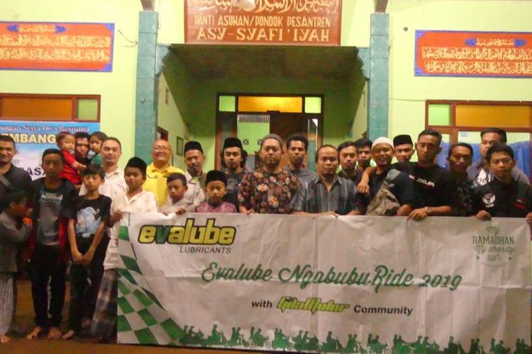 Para Bikers Saling Berbagi di Bulan Puasa