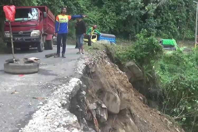 Jalan trans Sulawesi arah palopo-Toraja tergerus longsor yang membahayakan pengguna jalan, di kilometer 23 kelurahan Battang Barat, kecamatan Wara Barat, kota Palopo, Minggu (07/04/2019)