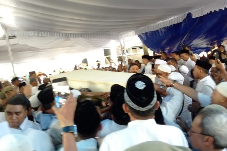 Jasad almargumah Iffa Karlina Hadler, istri dari Wakil Wali Kota Ambon saat akan dimakamkan di TPU Kebun Cengkeh, Kamis (13/6/2019)