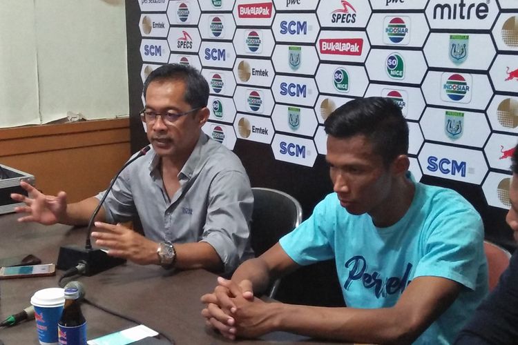 Pelatih Persela Lamongan, Aji Santoso (kiri) dan Eki Taufik, usai laga lawan Madura United, Minggu (31/3/2019).