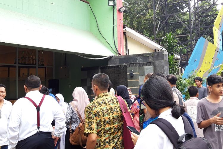 Sejumlah orang antre di SMAN 68 di Jakarta Pusat untuk mengikuti pendaftaran PPDB 2019, Senin (24/6/2019).