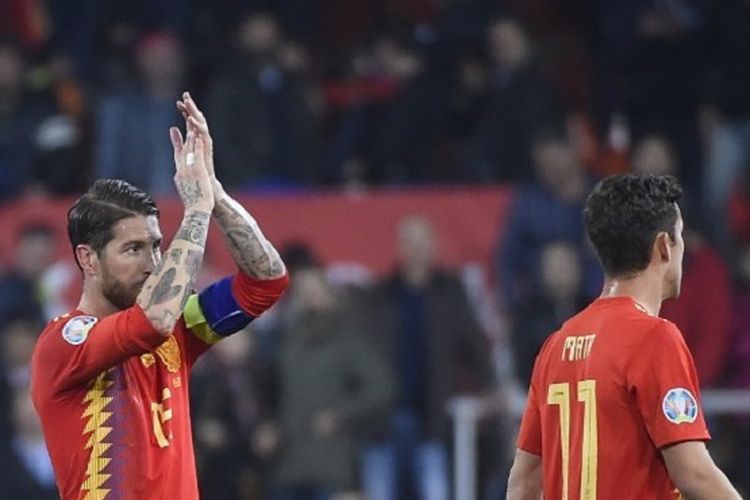 Sergio Ramos membalas aplaus publik Stadion Mestalla seusai laga Spanyol vs Norwegia dalam babak kualifikasi Piala Eropa 2020, 23 Maret 2019. 
