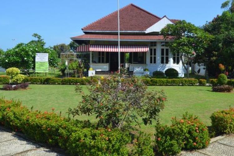 Rumah Bung Karno saat diasingkan di Bengkulu dilihat dari depan.