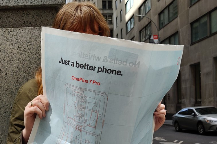 Ilustrasi poster iklan OnePlus di koran New York Times
