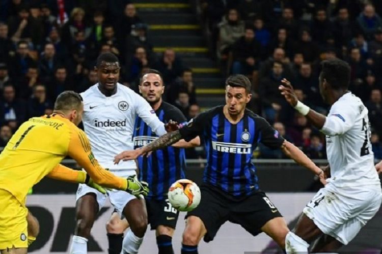 Kiper Inter Milan Samir Handanovic (kiri) akan merebut bola di bawah tekanan pemain Eintracht Frankfurt (putih) pada leg kedua 16 besar Liga Europa antara Inter Milan vs Eintracht Frankfurt pada 14 Maret 2019 di Stadion San Siro.