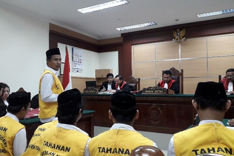 Komarudin, Ketua RT di Kampung Kadu, Kelurahan Sukamulya, Kecamatan Cikupa, Kabupaten Tangerang membacakan surat pembelaan pada sidang pledoi Selasa (3/4/2018). 