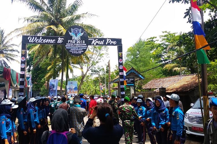 Suasana acara pembukaan ajang selancar internasional Krui Pro 2018 di Pantai Tanjung Setia, Krui, Kabupaten Pesisir Barat, Lampung, Sabtu (14/4/2018).