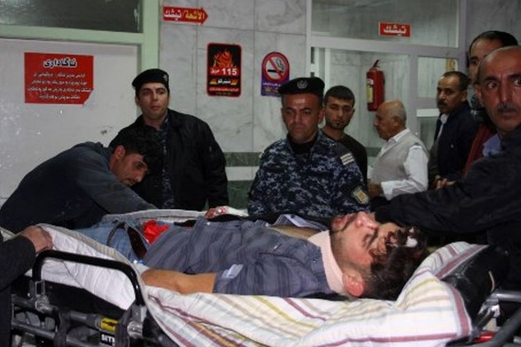 Korban gempat mendapat pertolongan di Rumah Sakit Sulaimaniyah, Irak. Gempa berkekuatan 7,3 skala richter terjadi di perbatasan Iran-Irak menyebabkan setidaknya 61 tewas dan ratusan luka-luka.