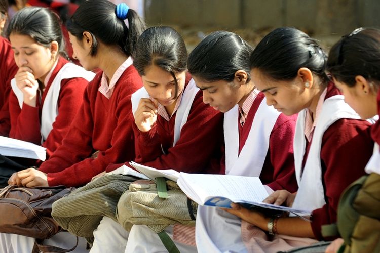 Pelajar di India tengah belajar untuk persiapan ujian pendidikan menengah terpusat (CBSE) yang penting.