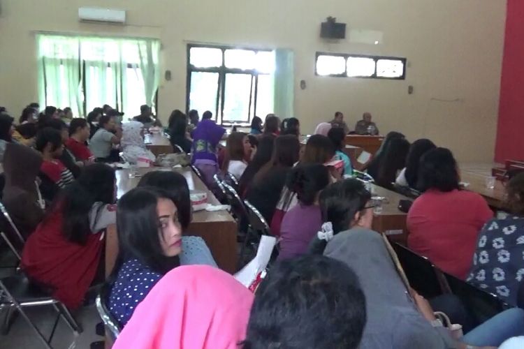 Peserta sosialisasi pemulangan pekerja seks komersial (PSK) dari Kabupaten Kotawaringin Barat ke daerah asalnya, Senin (20/11/2017).