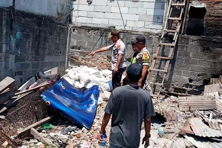 Seorang warga ditemukan tewas setelah kebakaran di Jalan Jelambar Utama IV, Gang Abadi, Grogol Petamburan, Jakarta Barat pada Jumat (4/1/2019) dan ditemukan pada Minggu (6/1/2019) siang. 