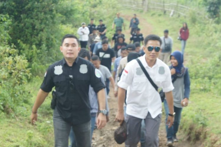 Satnarkoba Polres Karawang bersama petugas terkait melakukan penyisiran hutan di Desa Kutamaneuh, Kecamatan Tegalwaru, Kabupaten Karawang untuk mengantisipasi dugaan terdapat ladang ganja di Karawang, Rabu (20/2/2019).


