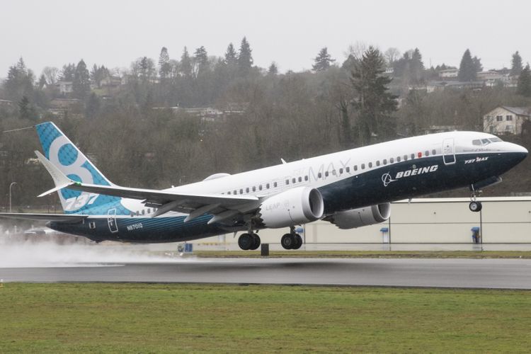 Pesawat generasi terbaru Boeing 737 MAX 8 saat terbang untuk pertama kalinya di Renton, Washington, Amerika Serikat, 29 Januari 2016. Pesawat ini merupakan seri terbaru dan populer dengan fitur mesin hemat bahan bakar dan desain sayap yang diperbaharui.