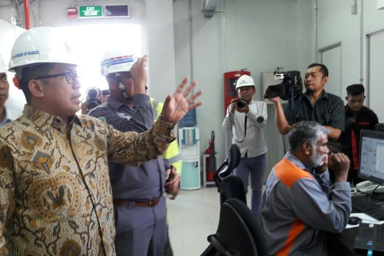 Direktur Bisnis PLN Region Sulawesi (baju batik) saat meninjau mobile control PLTMG Nii Tanasa Kendari. 