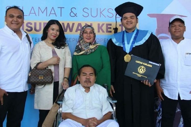 Mat Solar (duduk di kursi roda) bersama keluarganya hadir pada wisuda anaknya, Mikhail Ali Sidqi, di ITS, Surabaya, pada Sabtu (15/9/2018)