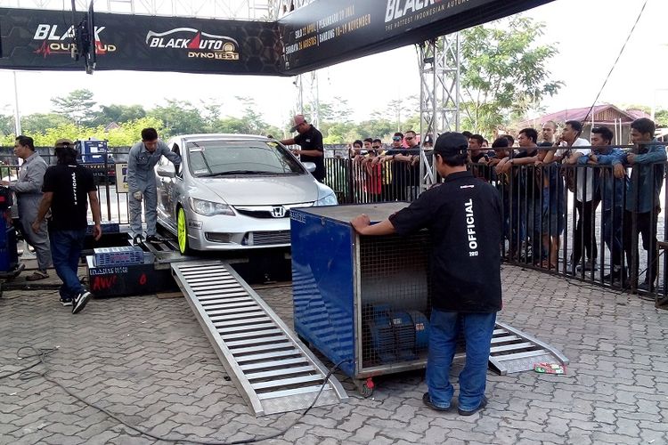 Salah satu peserta dyno test dalam Black Autobattle 2017 Pekanbaru, Sabtu (29/7/2017). Sedan Honda milik Teddy ini menembus 260 HP saat tes.