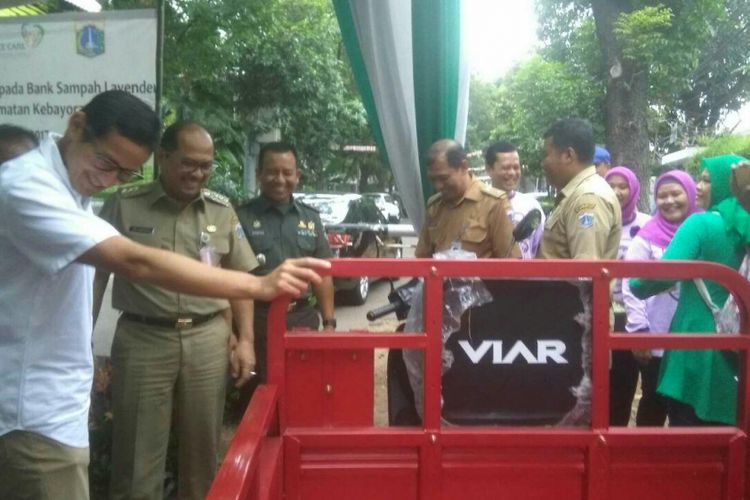 Wakil Gubernur terpilih DKI Jakarta Sandiaga Uno dan Wali Kota Jakarta Selatan Tri Kurniadi menghadiri penerimaan gerobak motor dari Pacific Place ke Bank Sampah Lavender, di Selong, Kebayoran Baru, Jakarta Selatan, Selasa (29/8/2017).