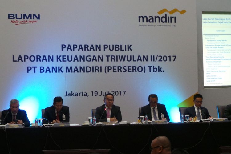 Direksi Bank Mandiri saat melaporkan kinerja perseroan kuartal II 2017, di Plaza Mandiri, Jakarta Pusat, Rabu (19/7/2017). 