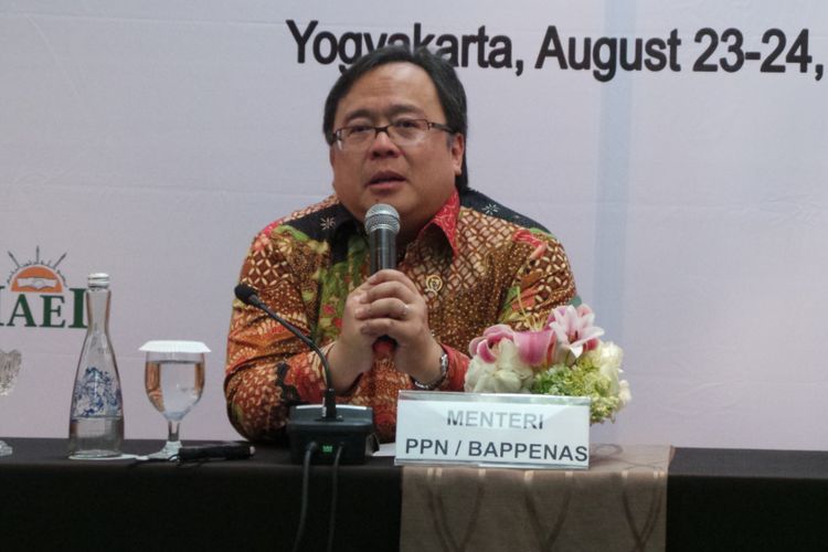Menteri Perencanaan Pembangunan Nasional atau Kepala Bappenas Bambang Brodjonegoro seusai menyampaikan Keynote Speech di 2nd Annual Islamic Finance Conference, di Hotel Ambarrukmo, Yogyakarta, Kamis (24/8/2017).