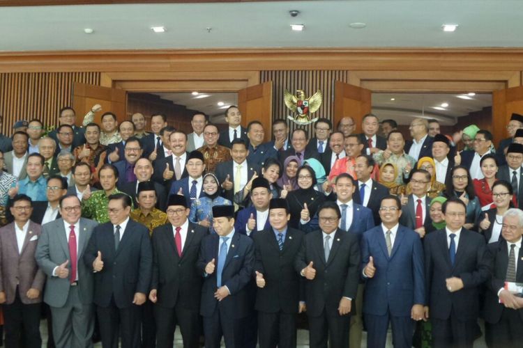 Pimpinan DPR, MPR dan DPD bersama mantan pimpinan DPR dan pimpinan lembaga negara usai sidang paripurna HUT ke-72 DPR di Kompleks Parlemen, Senayan, Jakarta, Selasa (29/8/2017).