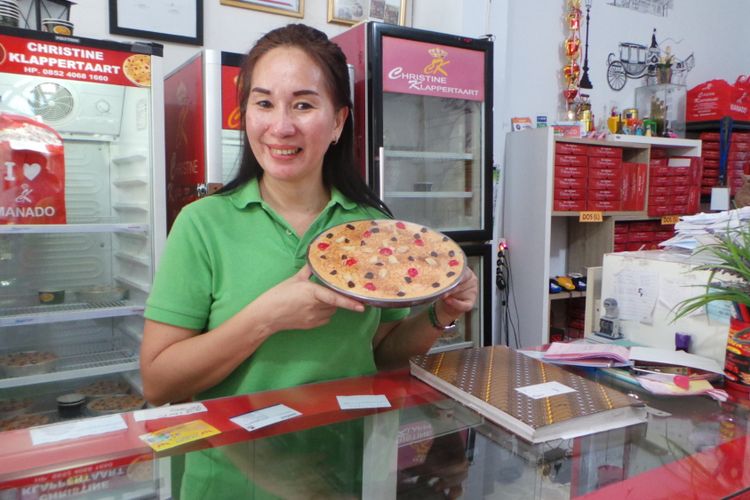 Elsje Christine Sumangkut, pemilik usaha Christine Klappertaart saat diabadikan di tokonya di Manado, Sulawesi Utara, Kamis (28/9/2017).