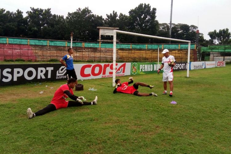 Dua kiper Persibat Batang saat berlatih di Stadion Teladan, Medan.