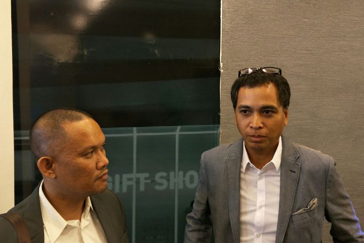 Direktur Pemasaran PT Delta Djakarta Tbk (DLTA) Ronny Titiheruw (kanan) di Gedung Bursa Efek Indonesia (BEI) Kamis (25/1/2018).